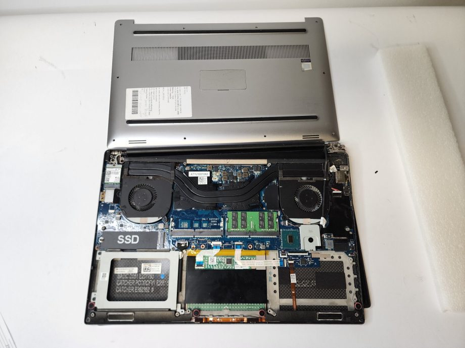 Dell Precision 5520 for parts/repair, broken hinge.