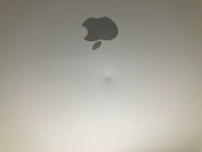 Apple | MacBook Pro 15" | 2019 | i9-9880H | 32GB | 512 GB SSD | 65% Battery