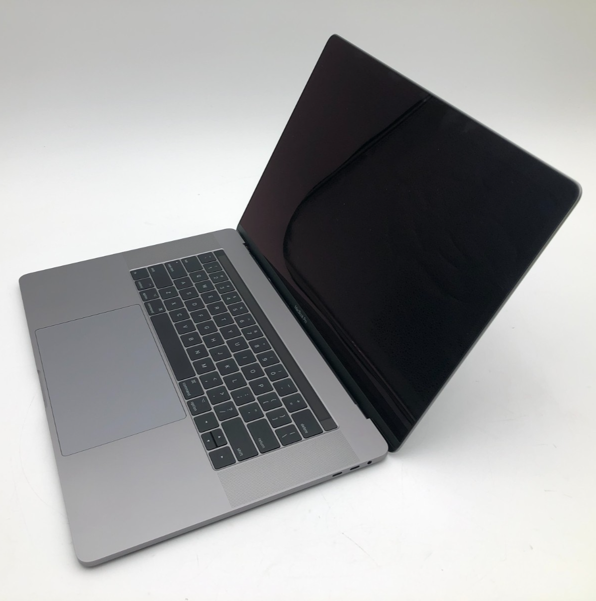 Apple MacBook Pro 15" 2017 i7-7920HQ 16GB RAM 512GB SSD Radeon Pro Catalina 4 Apple MacBook Pro 15" 2017 i7-7920HQ 16GB RAM 512GB SSD Radeon Pro Catalina