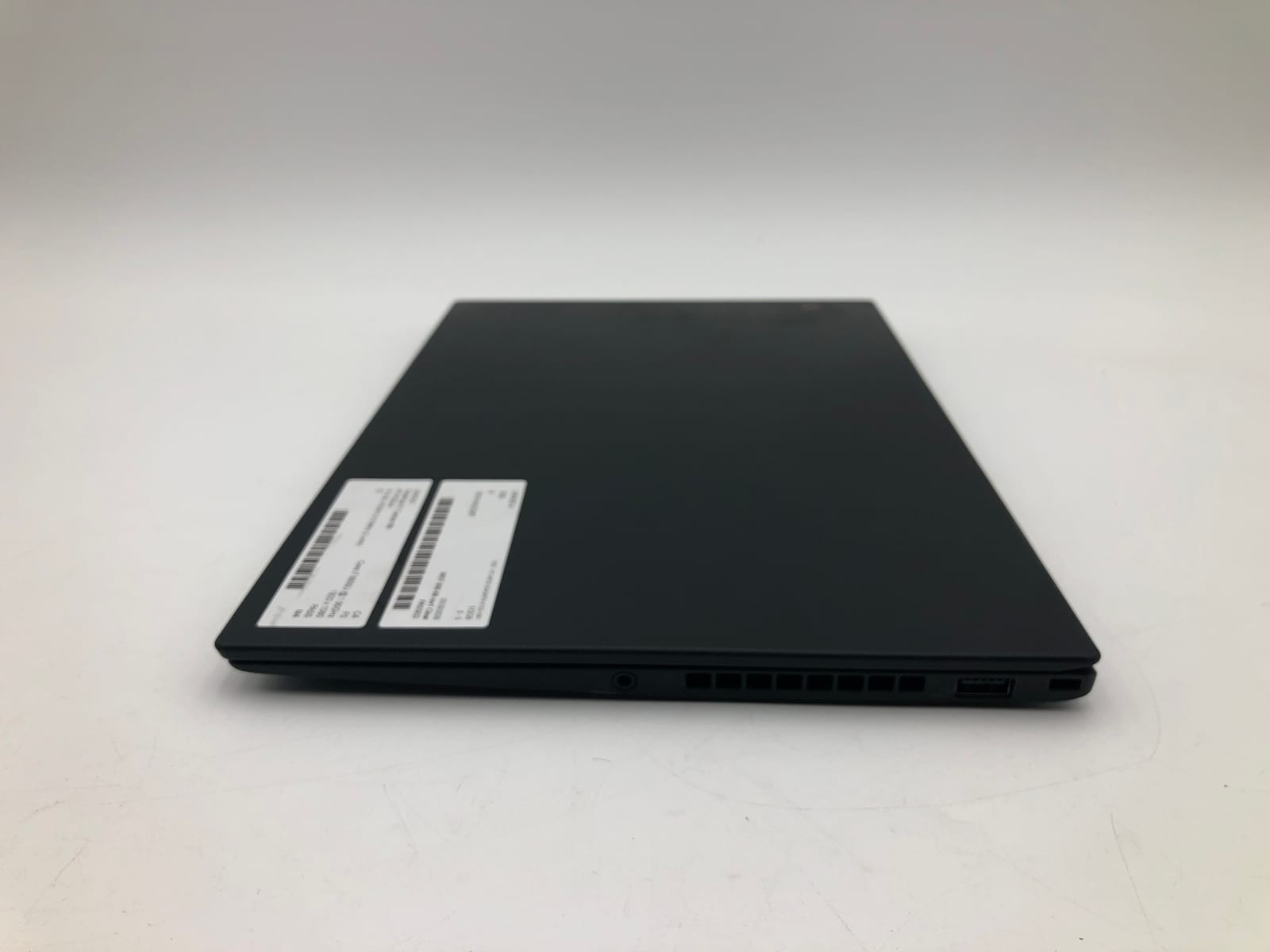 Lenovo | ThinkPad X1 Carbon 6th | i7-8650U | 16GB | 512GB NVMe | | 70% Battery 4 Lenovo | ThinkPad X1 Carbon 6th | i7-8650U | 16GB | 512GB NVMe | | 70% Battery