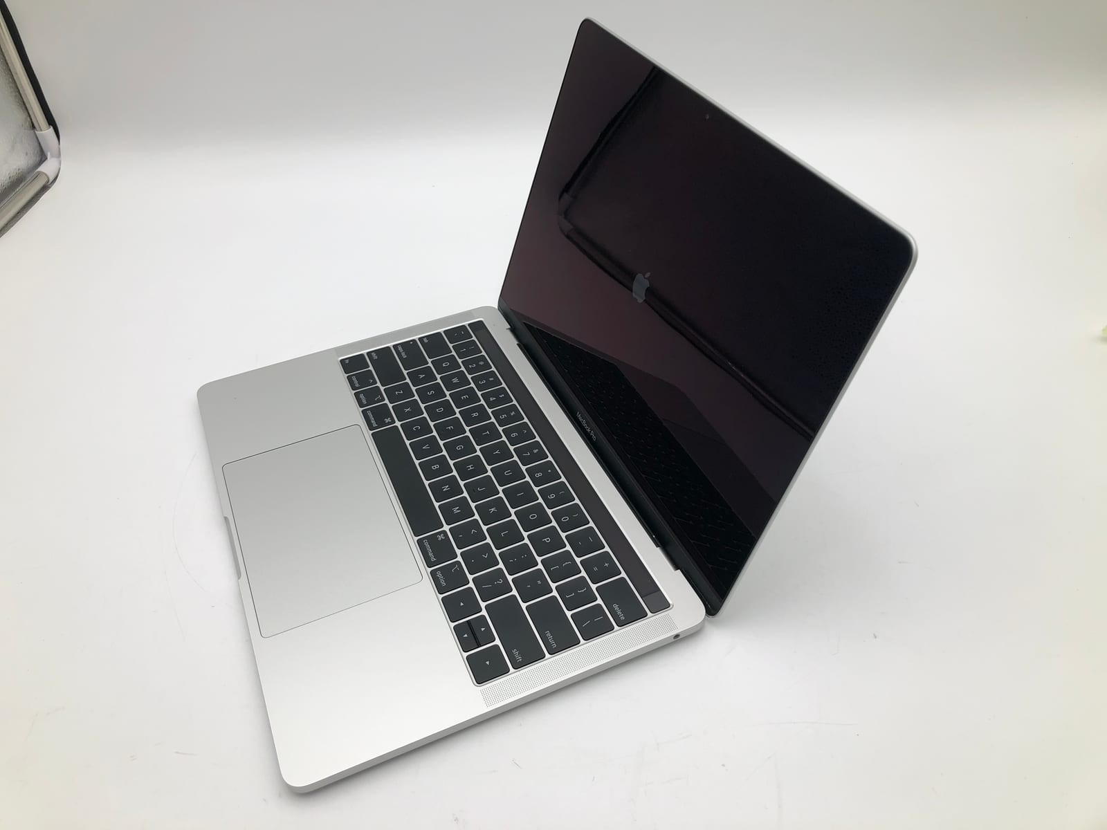 Apple MacBook Pro (13-inch, 2019, Two Thunderbolt 3 ports) Silver macOS 10.15.7 4 Apple MacBook Pro (13-inch, 2019, Two Thunderbolt 3 ports) Silver macOS 10.15.7