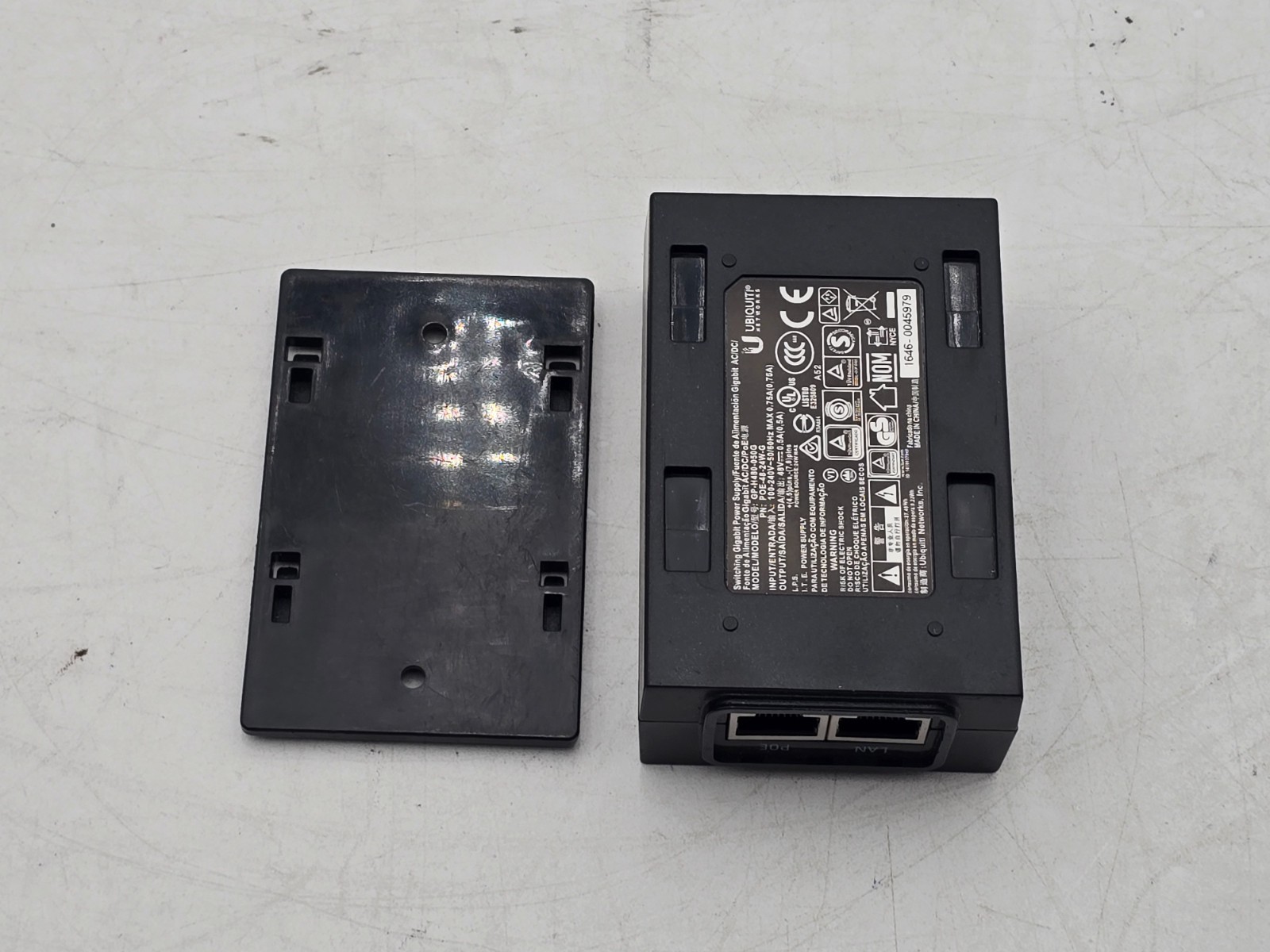 Ubiquiti Networks GP-H480-050G POE-48-24W-G-WH POE Injector 48v .5A 24v black 3 Ubiquiti Networks GP-H480-050G POE-48-24W-G-WH POE Injector 48v .5A 24v black